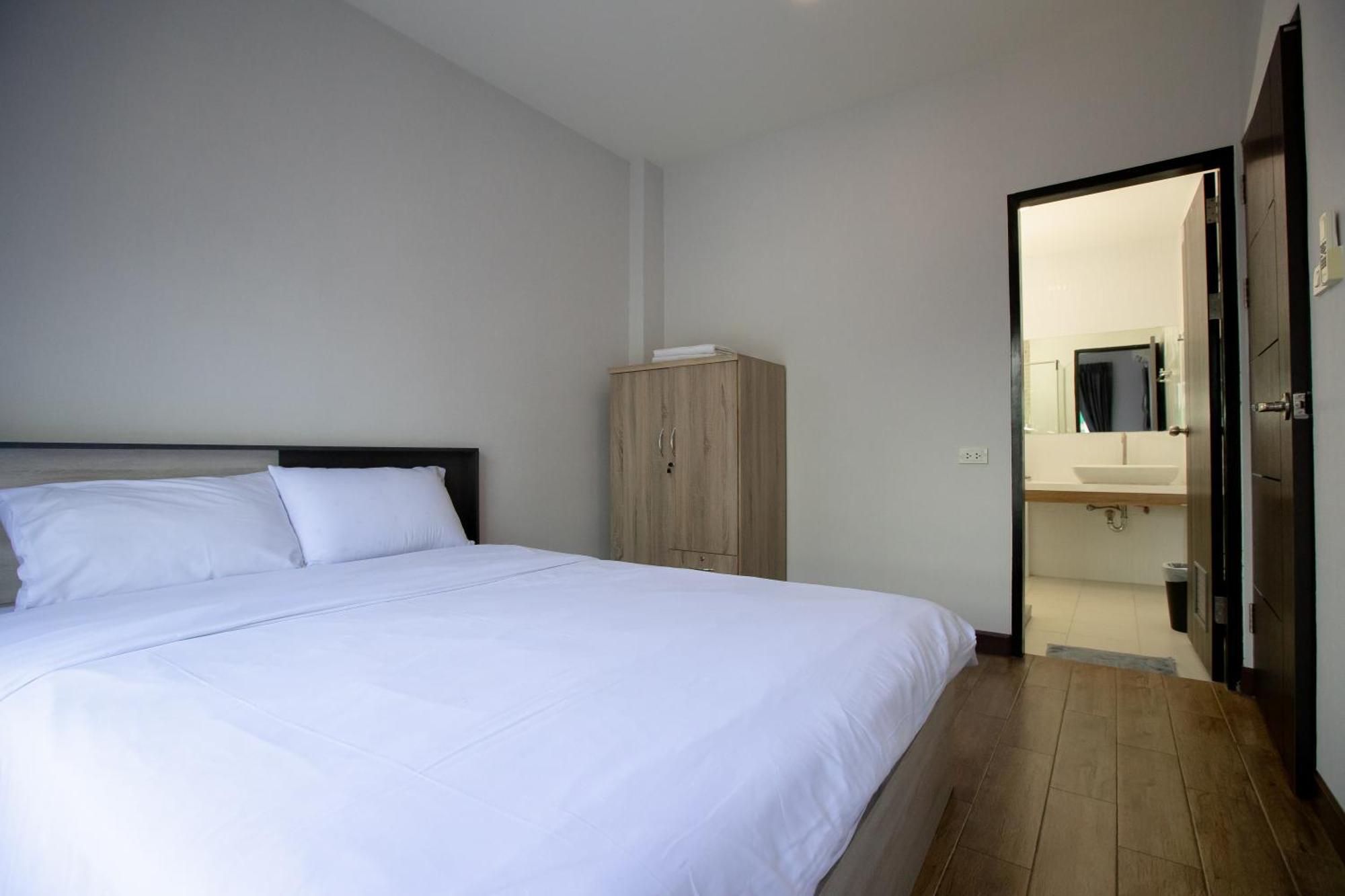 Room 36 Service Apartment Бангкок Екстер'єр фото