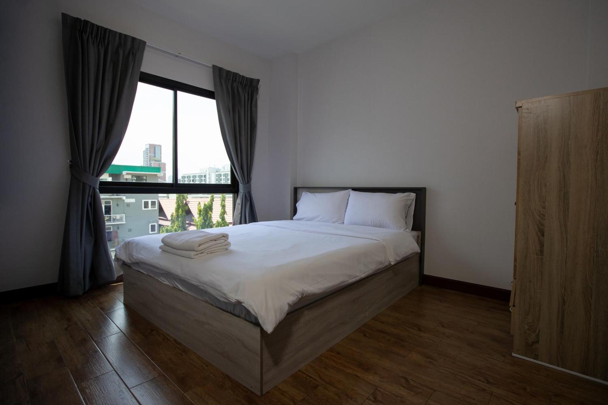 Room 36 Service Apartment Бангкок Екстер'єр фото
