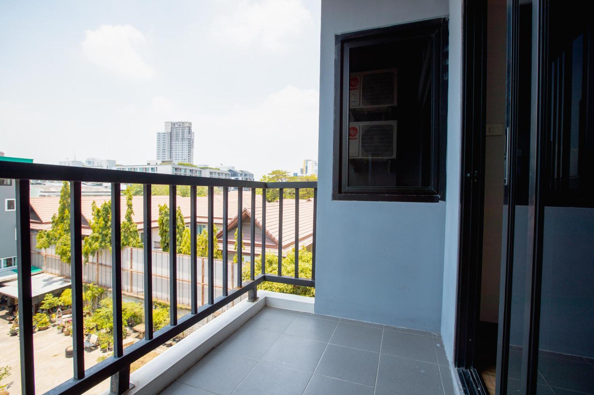 Room 36 Service Apartment Бангкок Екстер'єр фото