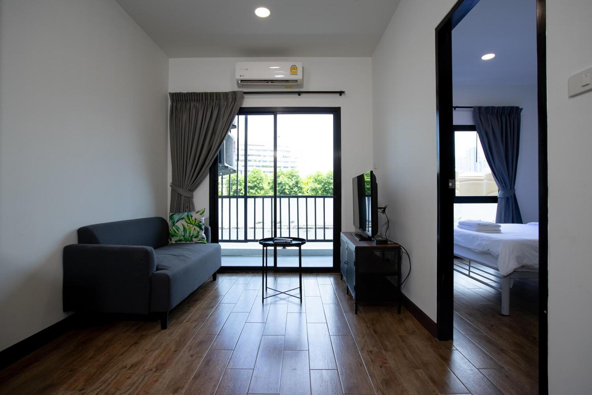 Room 36 Service Apartment Бангкок Екстер'єр фото
